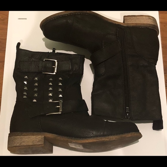 Black boots with studs. Size 6 - Picture 2 of 2